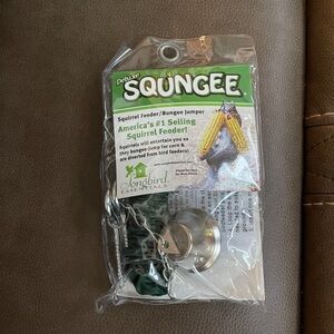 SONGBIRD ESSENTIALS SQUNGEE SQUIRREL FEEDER BUNGEE JUMPER BOUNCER ENTERTAINER #1